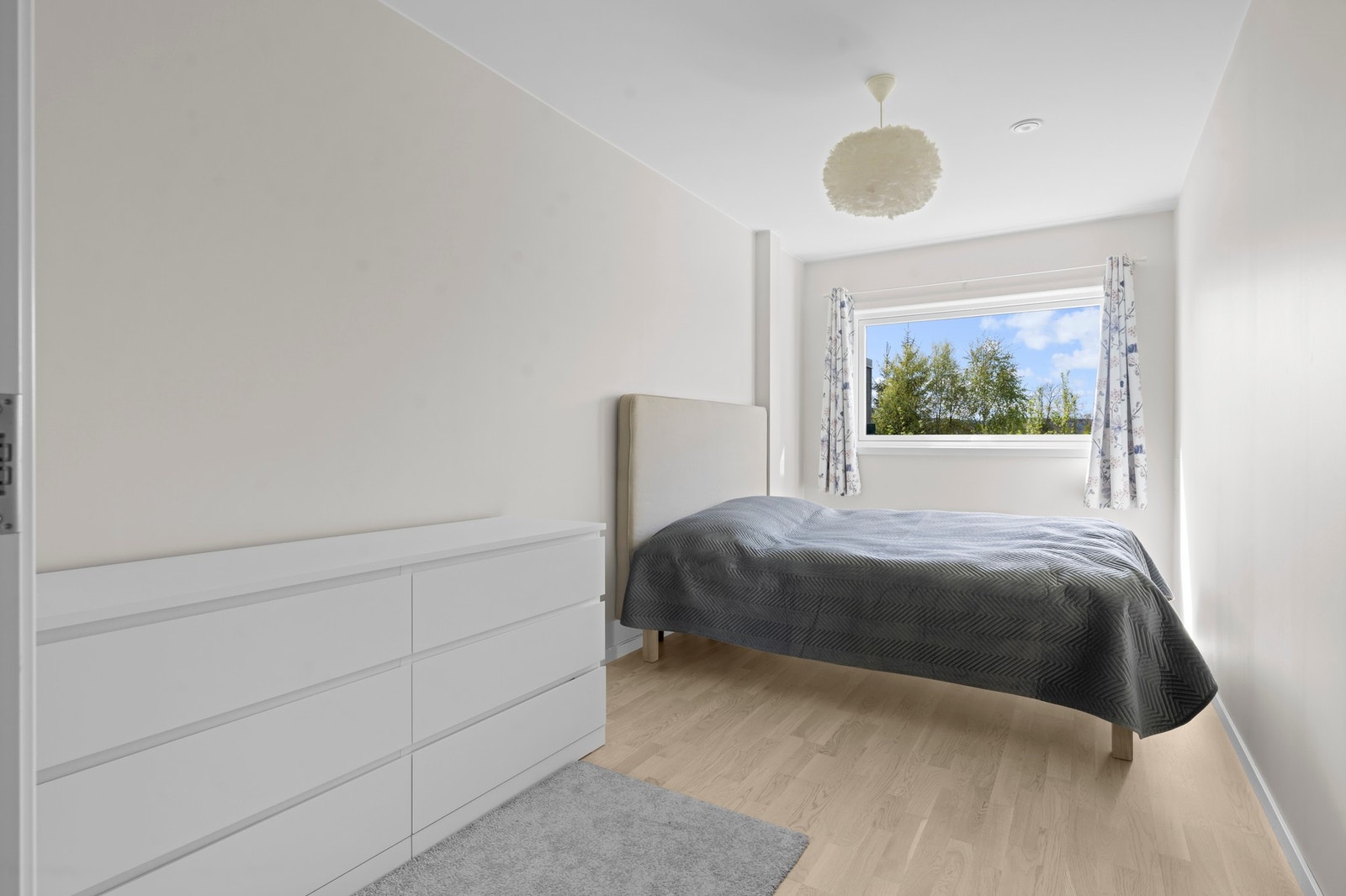 Praktisk og lettmøblert soverom som passer godt som barnerom, gjesterom eller hjemmekontor. Et fleksibelt rom med rolige omgivelser og god plass til seng og oppbevaring. Galleribilde