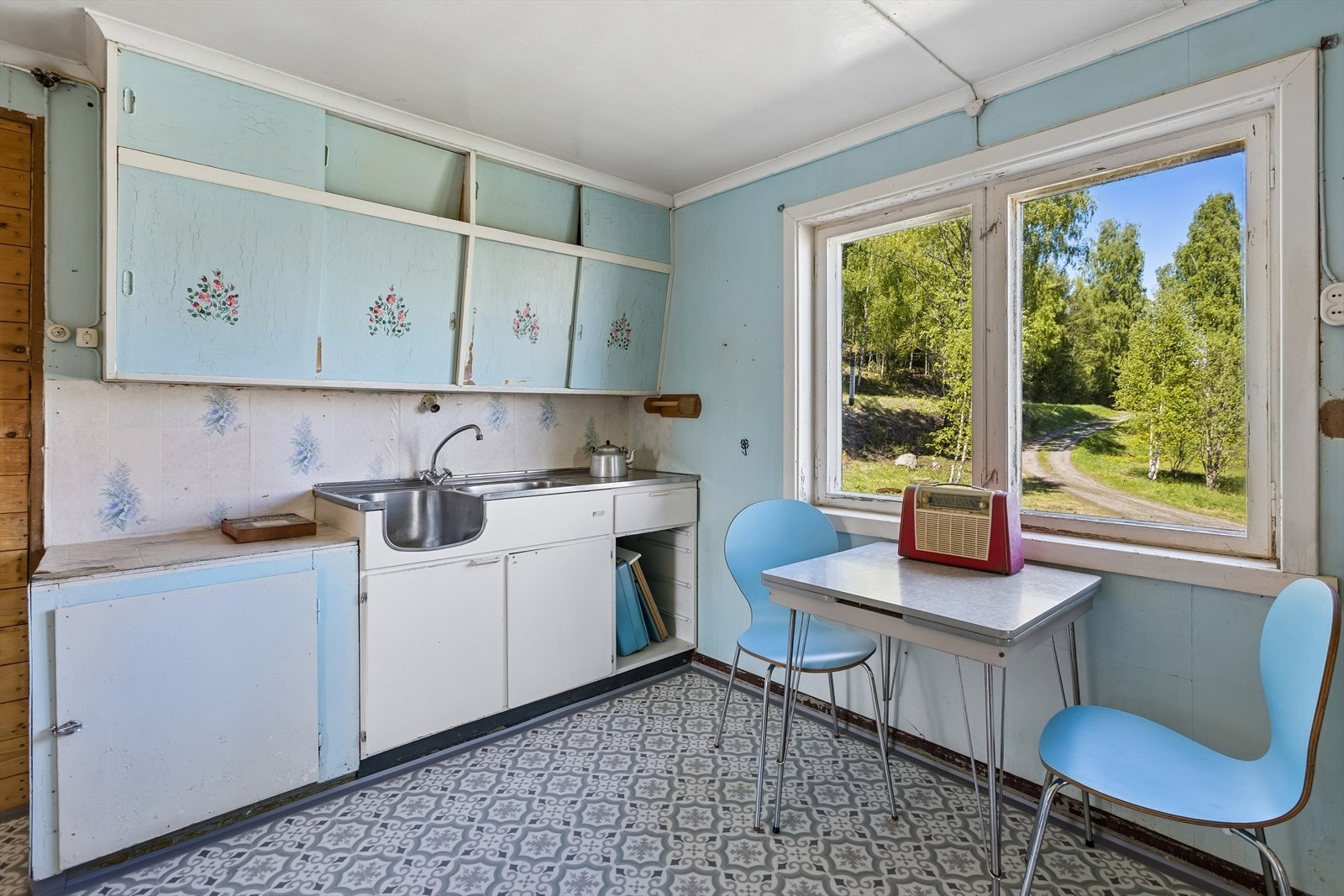 Kjøkken med utsyn mot uteområdene og god plass til kjøkkenbord. Det er ikke etablert ventilering/kjøkkenvifte. Galleribilde