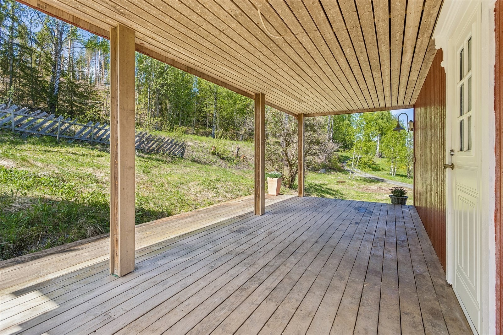 Overbygget terrasse med lun og skjermet plassering. Galleribilde