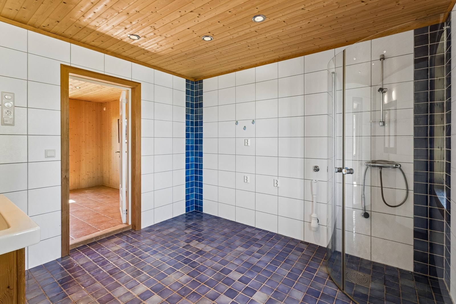 Bad med romslig planløsning, flislagte overflater og opplegg for vaskemaskin. Badet ble oppgradert rundt 2007, men det foreligger begrenset dokumentasjon og videre oppgraderinger må påregnes over tid. Galleribilde