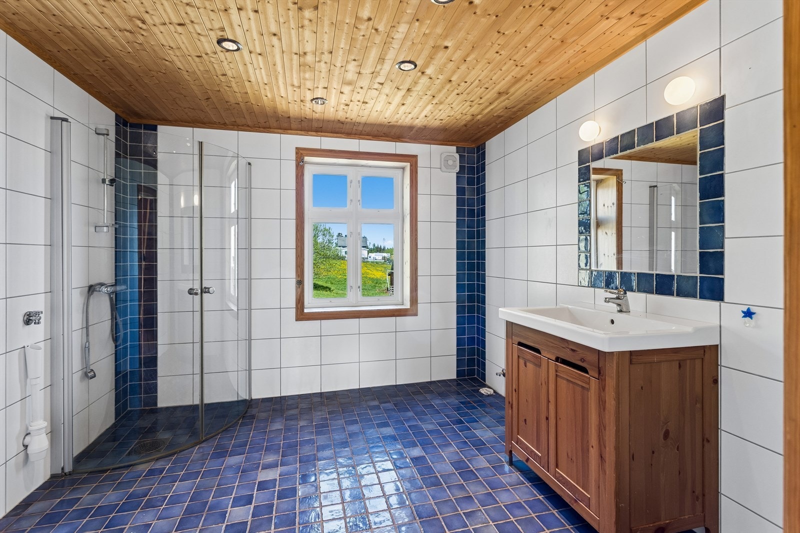 Dusjløsning med fliser på gulv og vegger. Badet har elektriske varmekabler og mekanisk avtrekk. Galleribilde