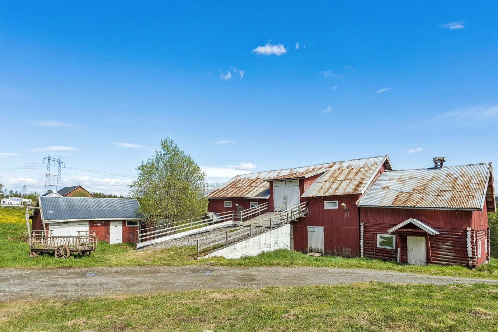 Tunet gir et klassisk småbrukspreg med eldre driftsbygninger og åpne uteområder rundt bebyggelsen. Galleribilde