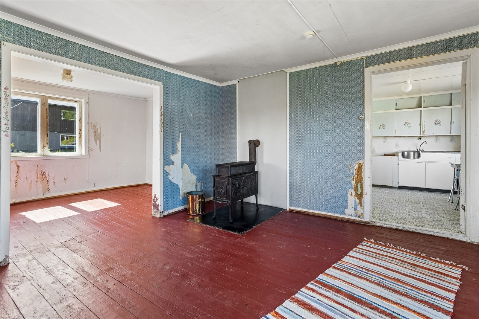 Stuen har flere vindusflater som slipper inn godt med dagslys og gir utsikt mot eiendommen. Galleribilde