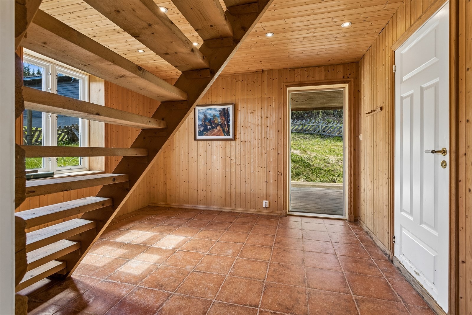 Entré/gang med flislagt gulv og panelte vegger. Boligen har eldre standard og må påregnes oppgradert. Galleribilde