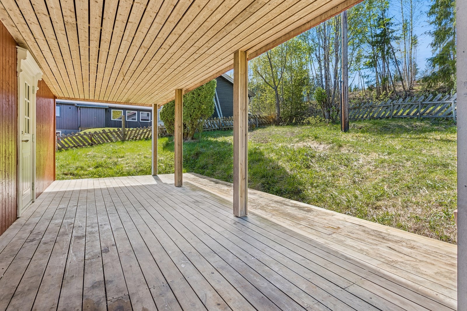 Overbygget terrasse på ca. 28 m² med utgang fra stuen. Her er det god plass til sittegrupper og uteopphold i rolige omgivelser. Galleribilde