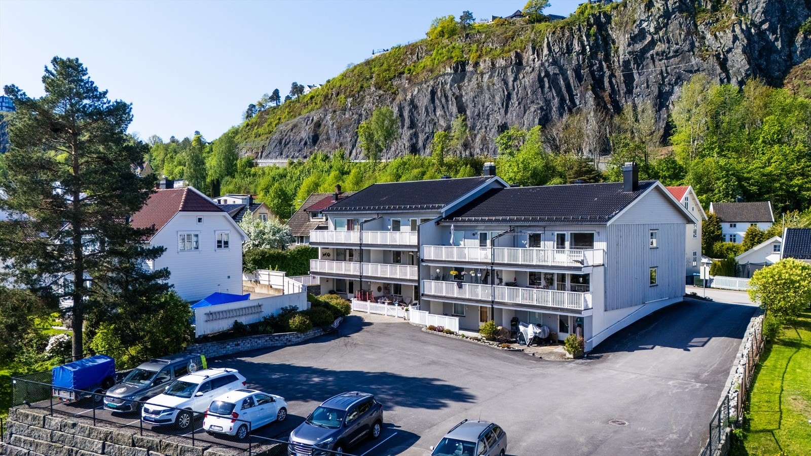 Borettslaget har en stor, felles parkeringsplass for beboerne. Galleribilde