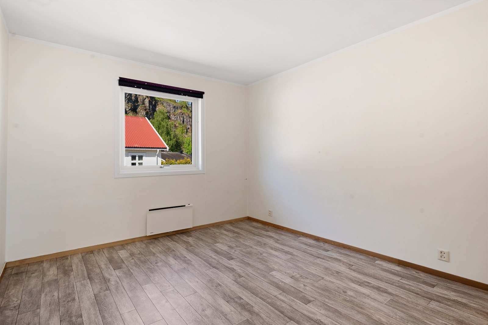Leiligheten har et soverom. Det er god plass til dobbeltseng. Galleribilde