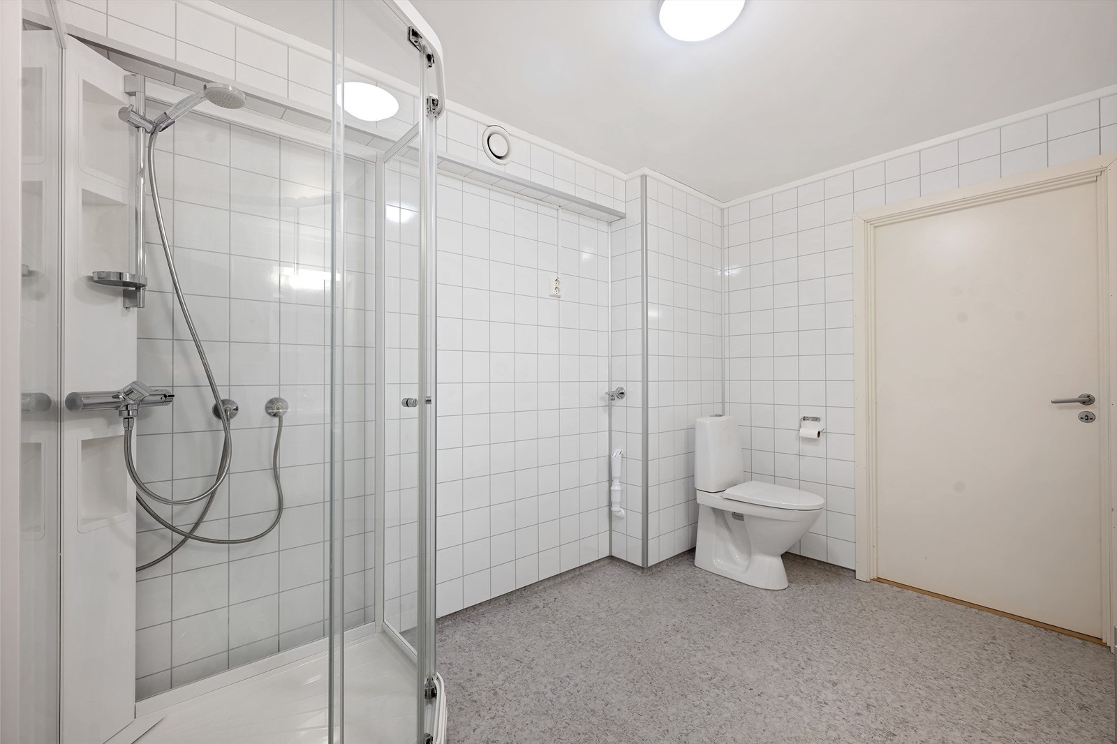 Gulvet på badet har varmekabler, og det er praktisk opplegg for vaskemaskin. Galleribilde