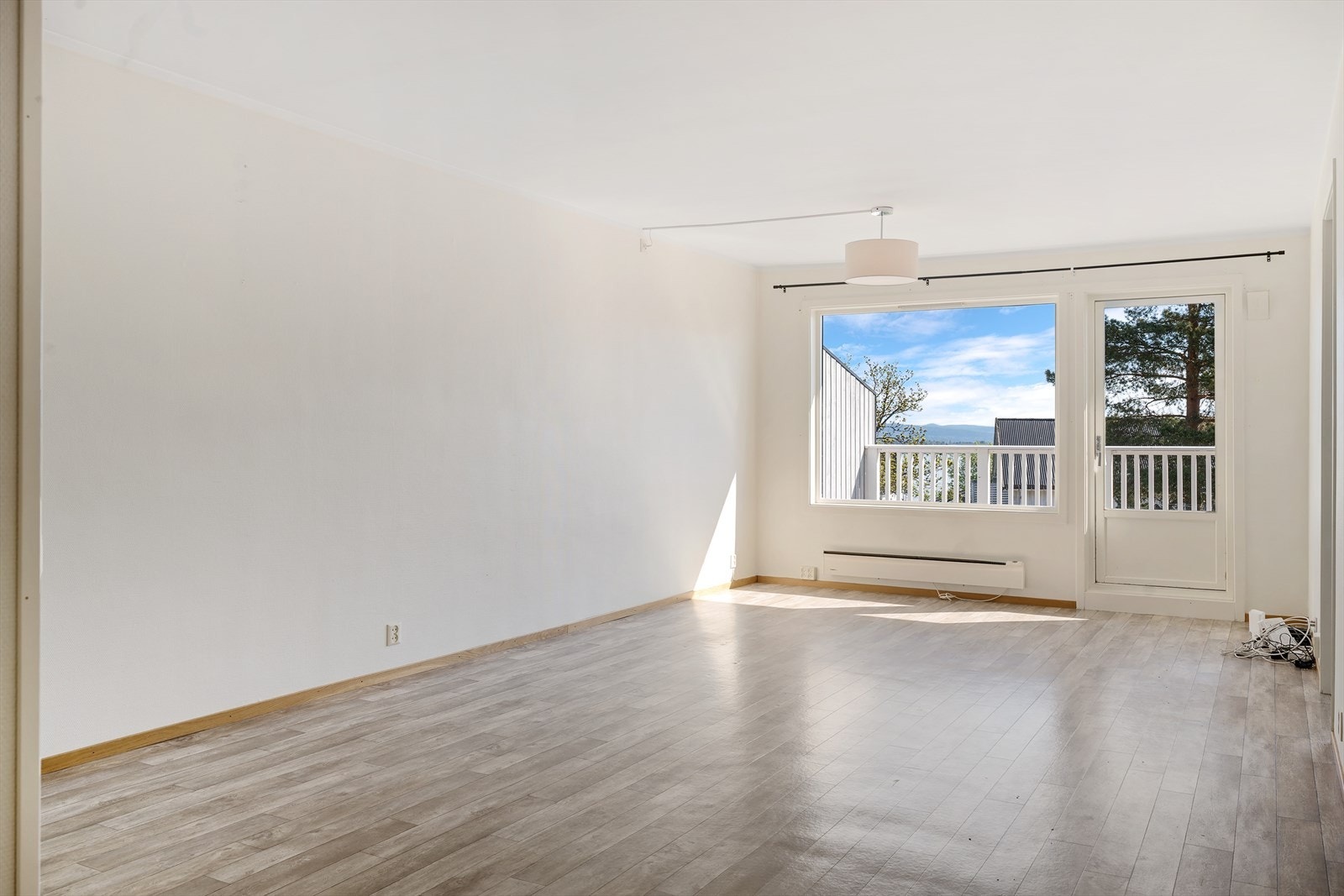 Stuen er lett å møblere og har plass til både sofagruppe og spisebord. Galleribilde
