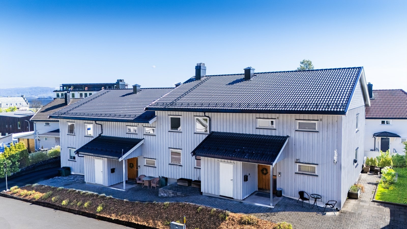 Bygget har stående utvendig kledning og etasjeskiller i betong. Galleribilde