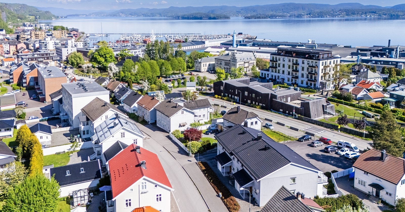 Fra leiligheten er det gangavstand til Holmestrand sentrum med butikker, kafeer og det nye biblioteket. Galleribilde