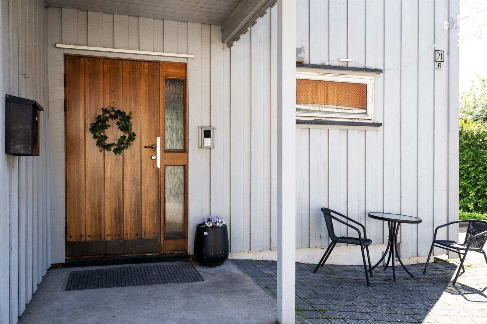 Felles inngangsparti med automatisk døråpner. Galleribilde