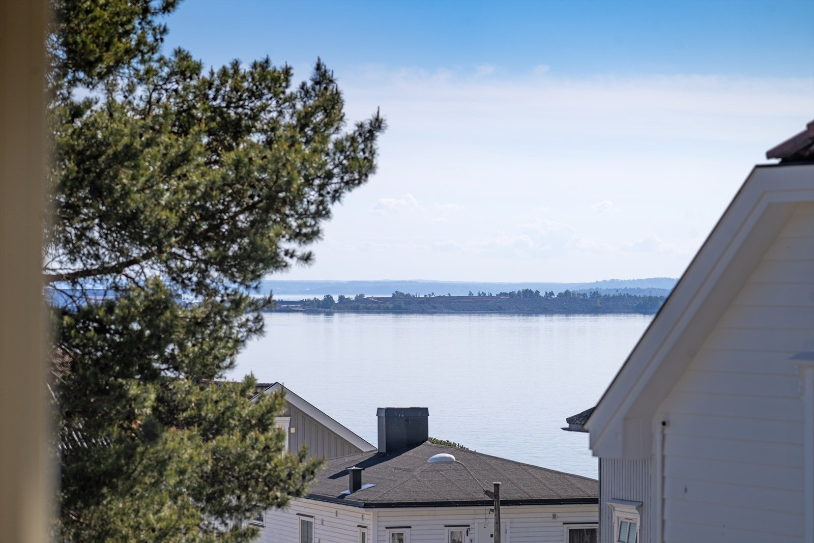 Utsikt over fjorden fra leilighetens balkong. Galleribilde
