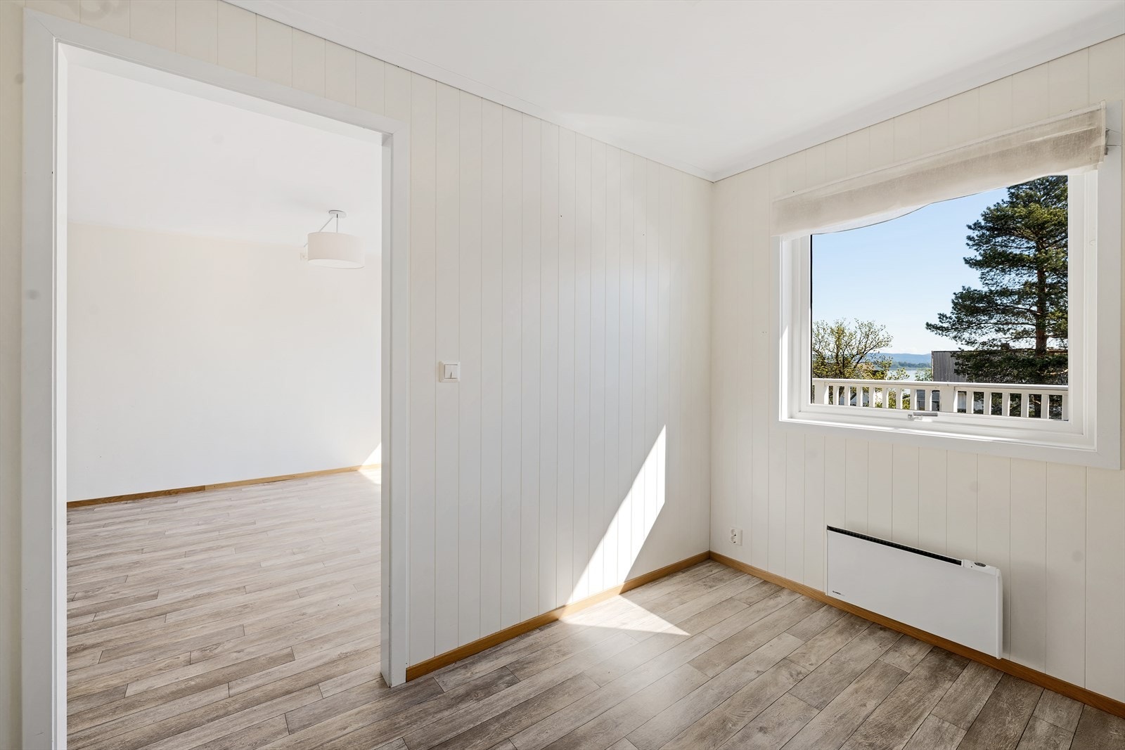 Kjøkkeninnredningen med slette, hvite fronter og laminat benkeplate ble byttet i 2020. Galleribilde