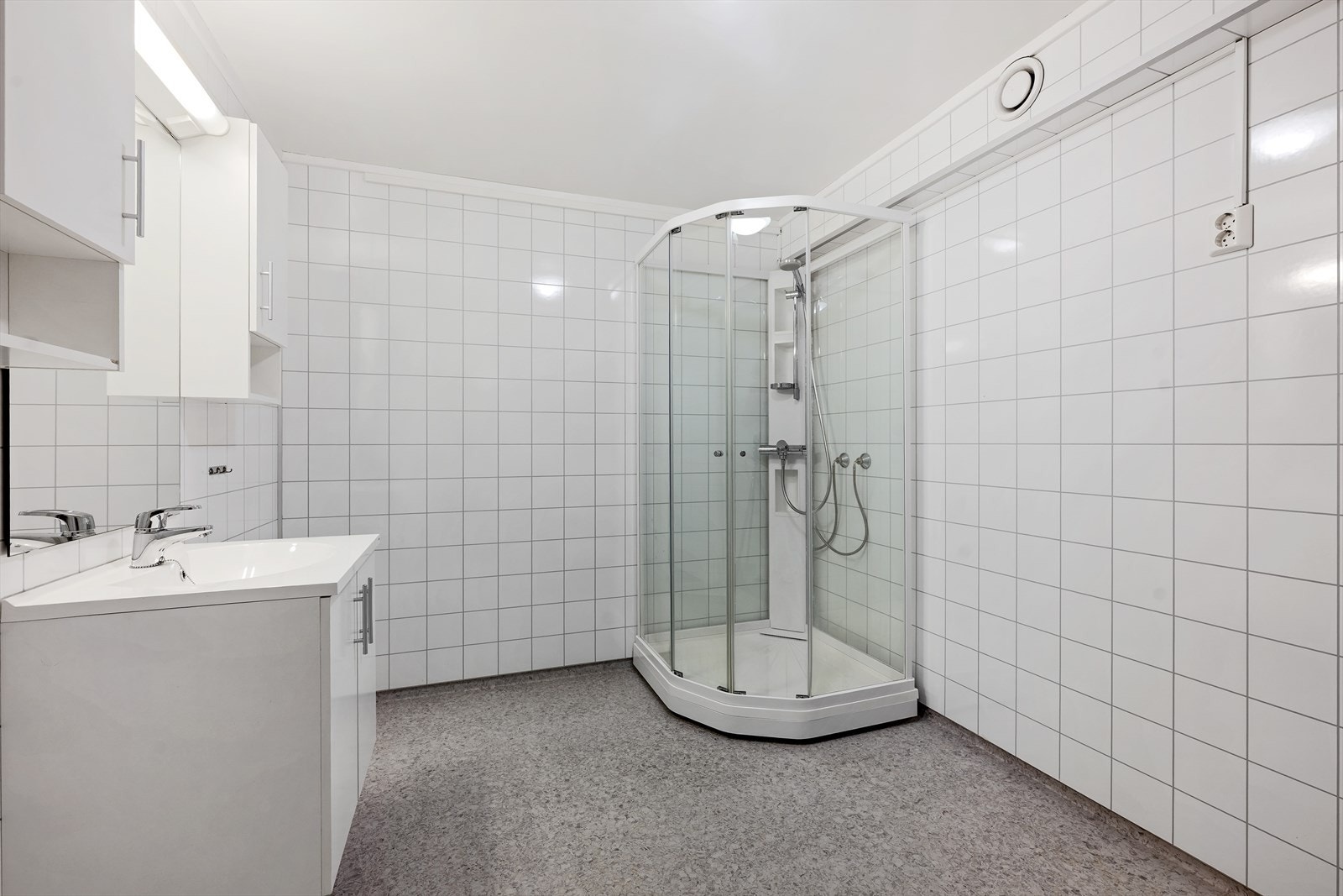 Badet ble oppgradert i 2020 med baderomsplater på veggene, innredning med servant og dusjkabinett. Galleribilde