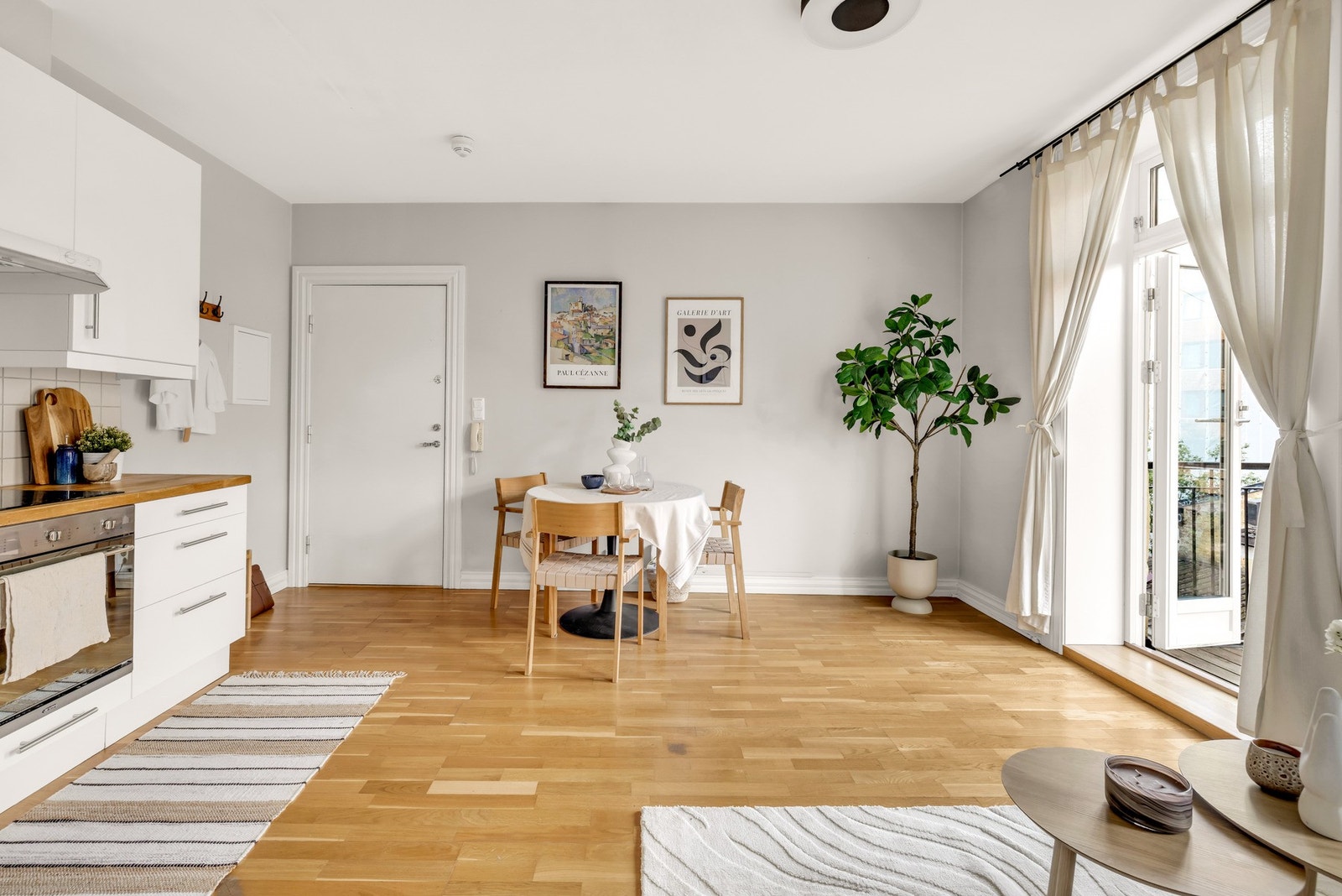 Stuen gir plass til hverdagens små rutiner og de spesielle anledningene. Galleribilde