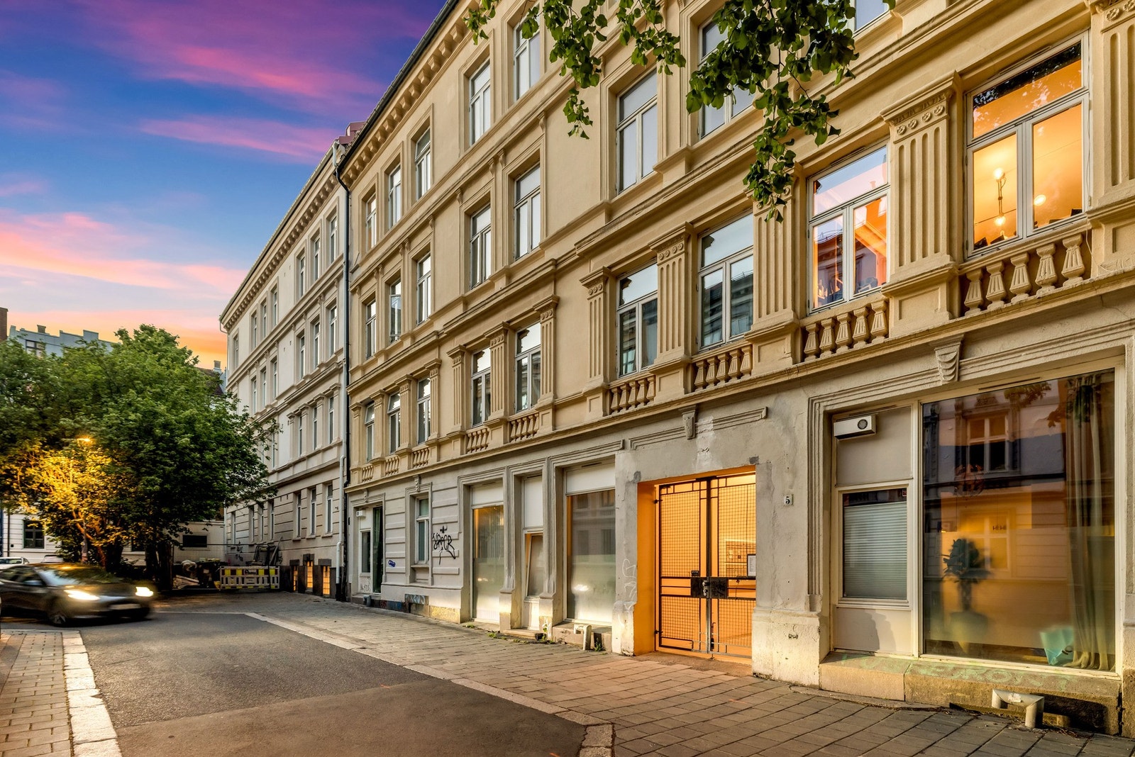 Et uteområde som inviterer både små og store til å bruke det. Galleribilde