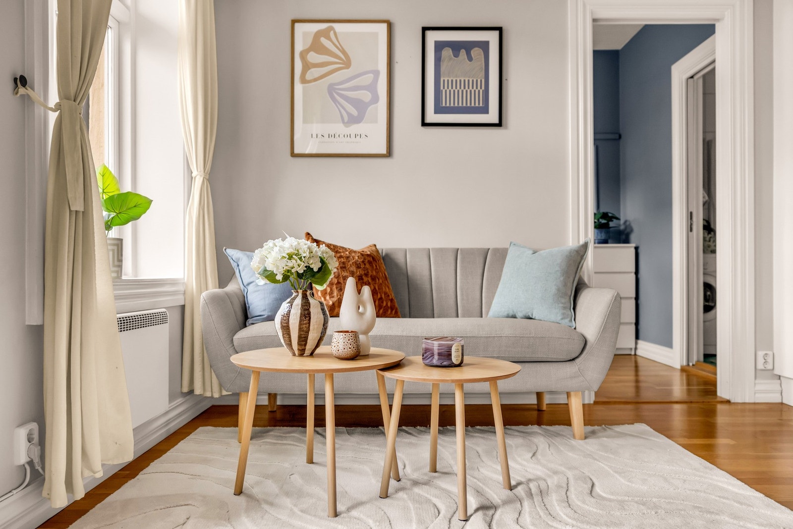 Lune materialvalg gir stuen et hjemmekoselig preg. Galleribilde