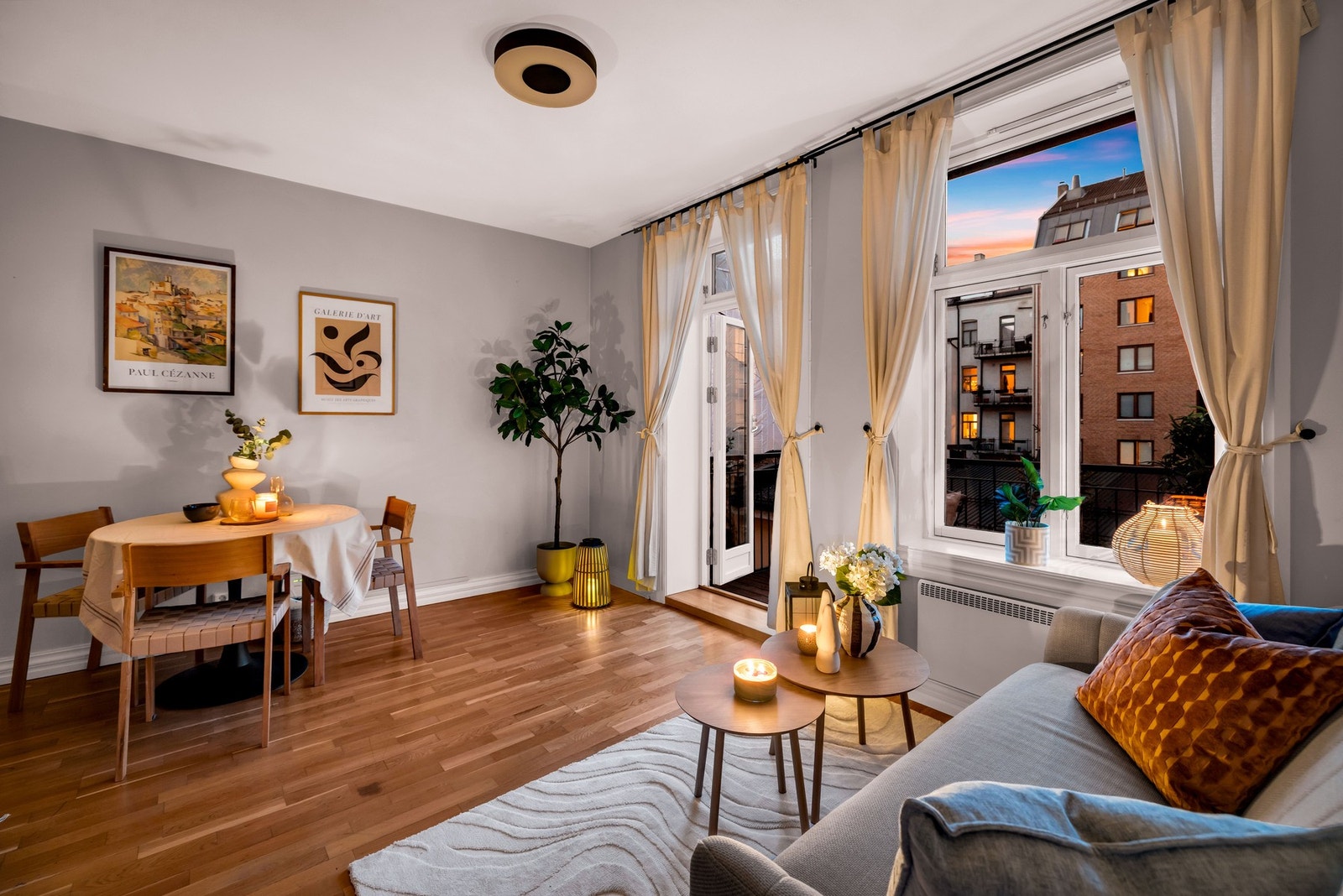 Et rom hvor det er like naturlig å samle vennene rundt spisebordet som å trekke seg tilbake med en bok i sofaen. Galleribilde