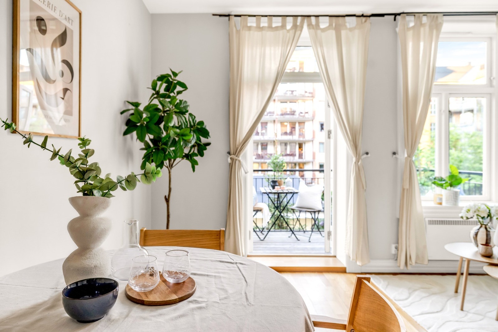 Store vindusflater gir rikelig med naturlig lys gjennom hele dagen. Galleribilde