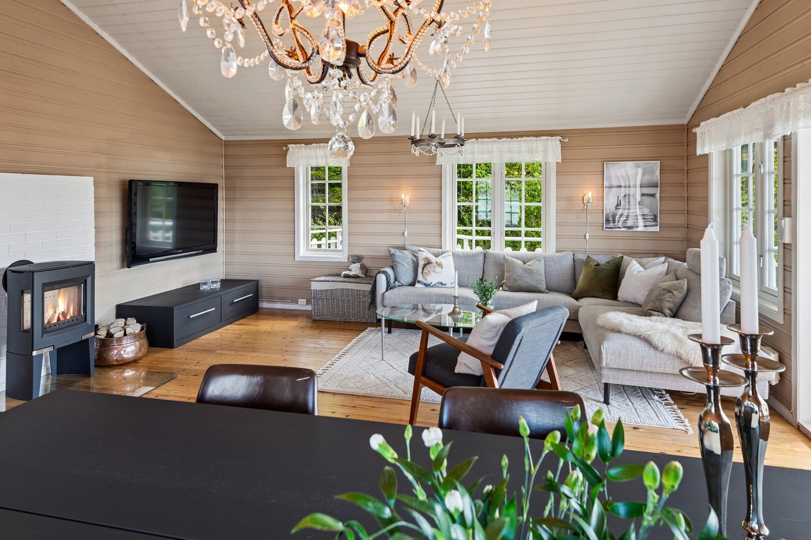 Romslig stue med god plass til sofagruppe. Galleribilde