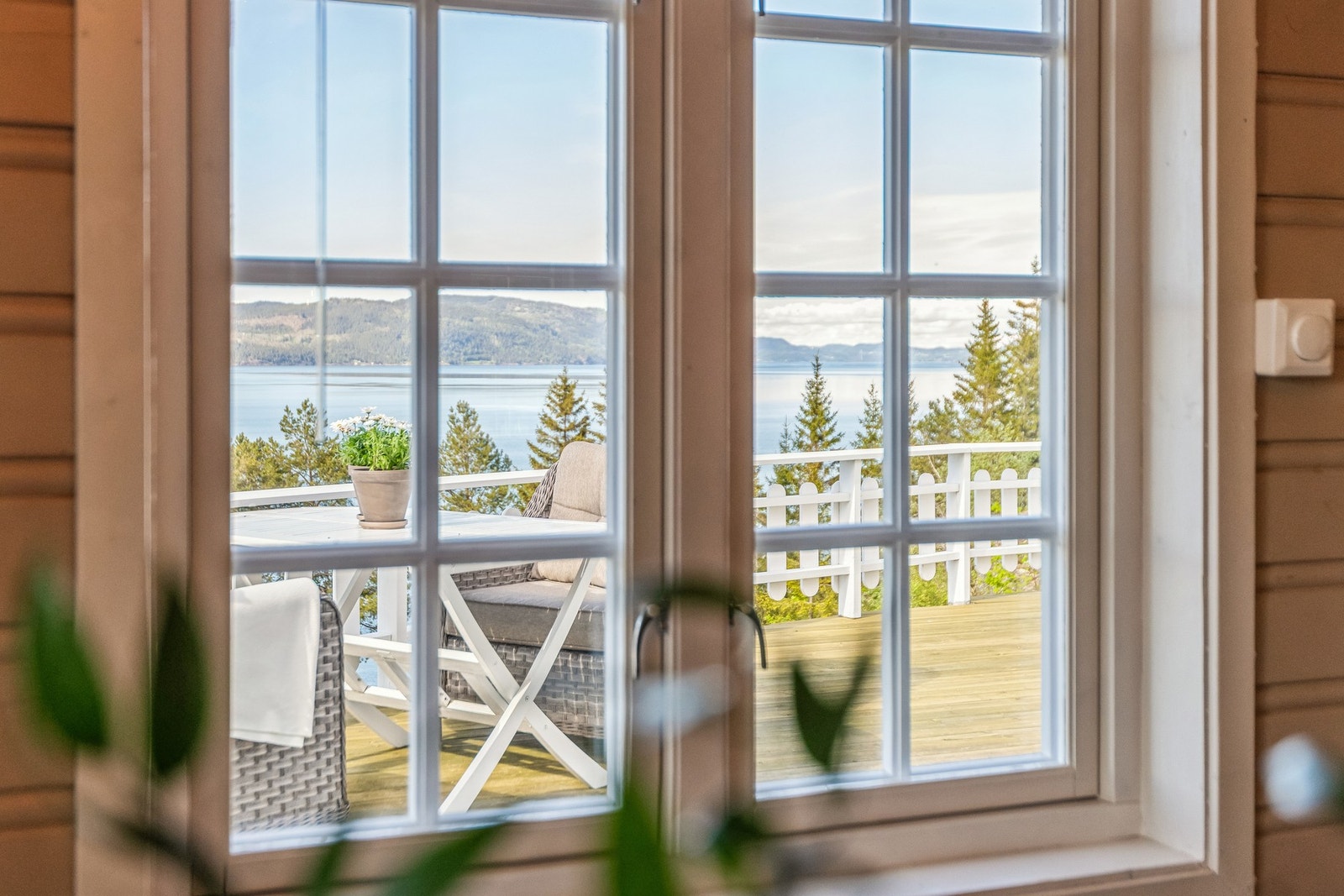 Fra eiendommen er det vidstrakt utsikt mot fjorden. Galleribilde