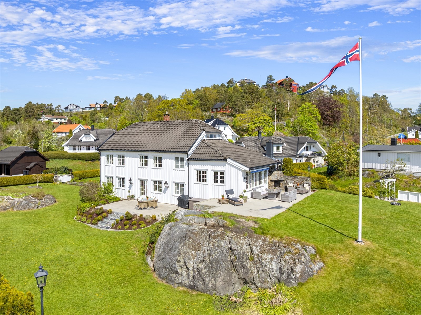 Stor, idyllisk hagetomt med parkmessig opparbeidelse i naturskjønne omgivelser ved Natvigverven ved Nidelva. Galleribilde