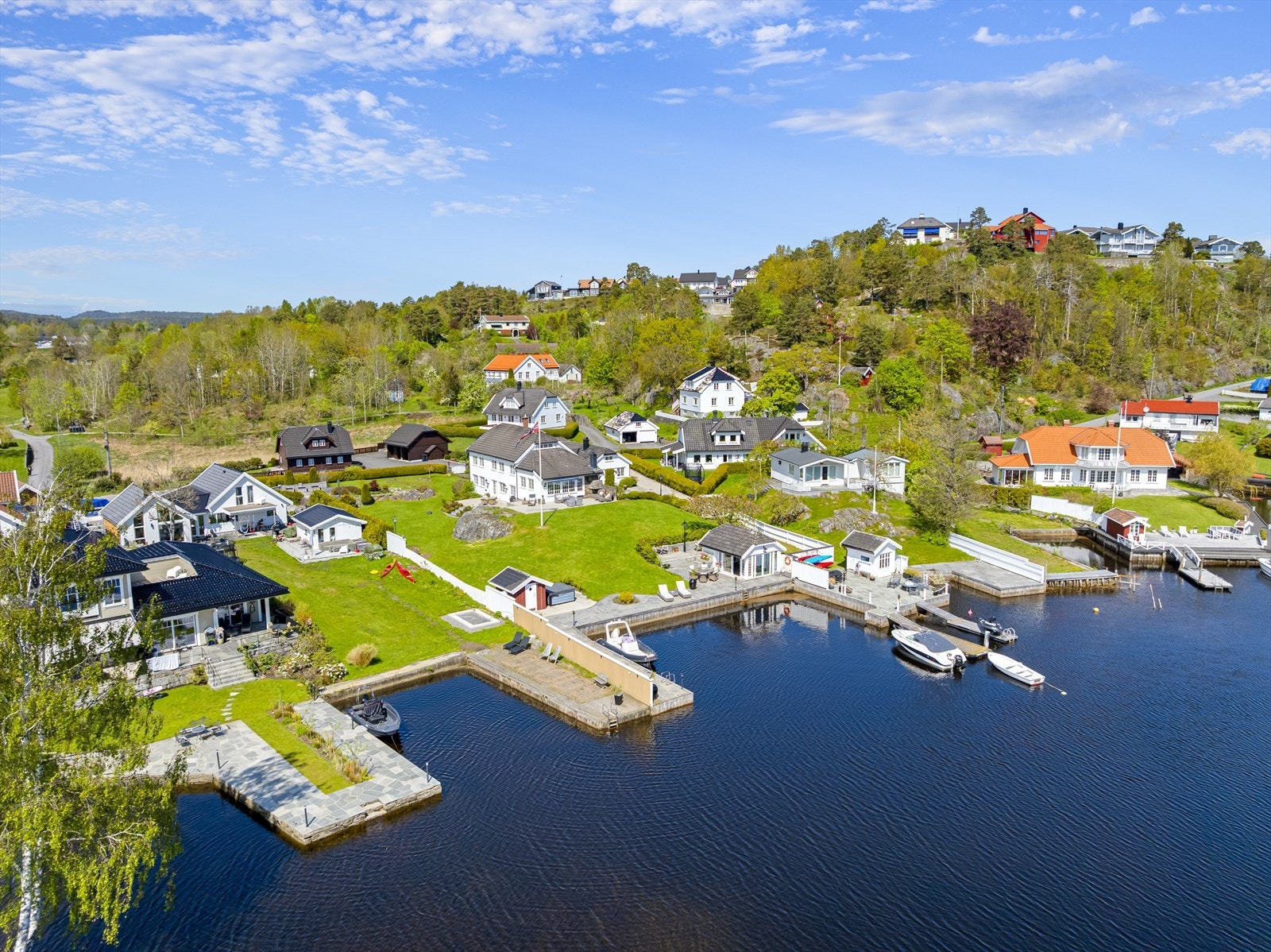 Eiendommen har lang strandlinje mot Nidelva med stort bryggeanlegg, flott hage, sjøbu og dypvannsbrygge for flere båter. Galleribilde
