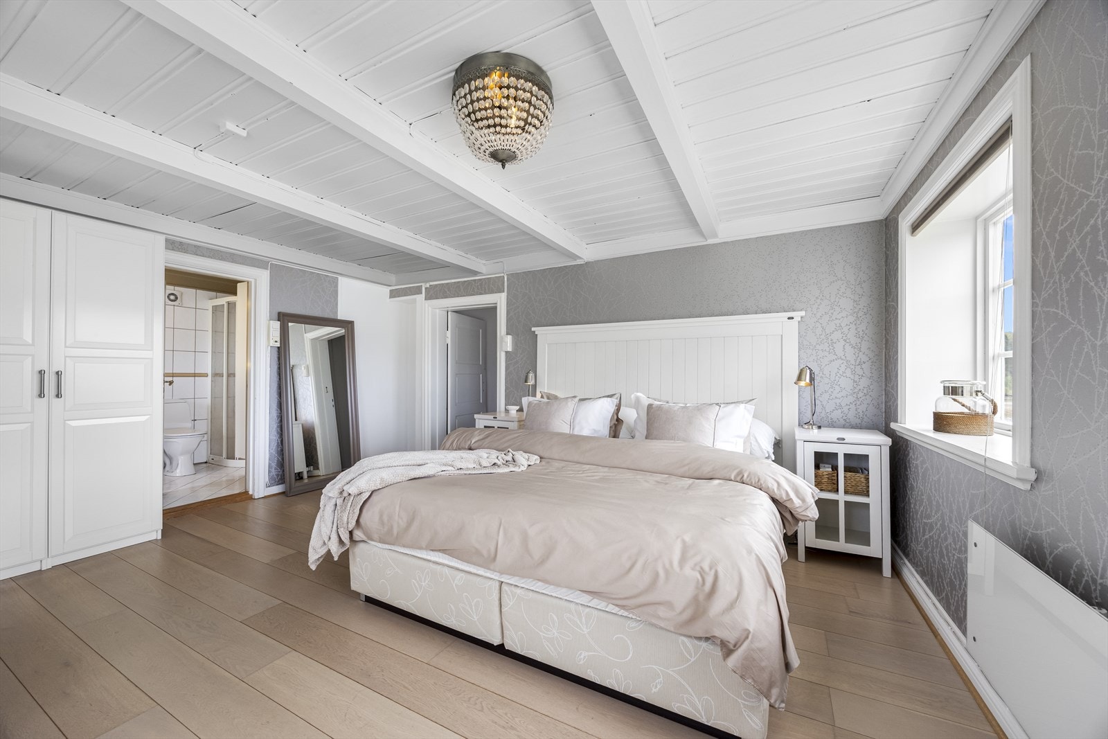 Stort hovedsoverom med tilhørende privat hovedbad. Galleribilde