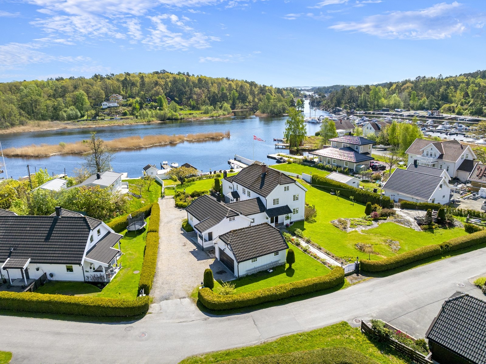 Natvig - Praktfull strandeiendom v/Nidelva - Stor familiebolig med anneks/generasjonsdel - Stort bryggeanlegg med sjøbu Galleribilde