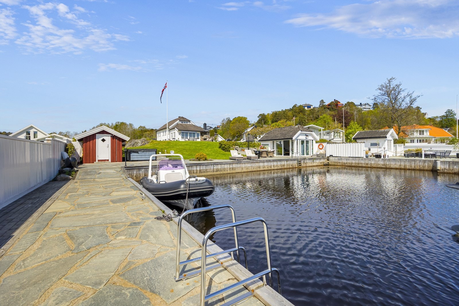 Eiendommen har stort brygganlegg med båthavn og sjøbu Galleribilde