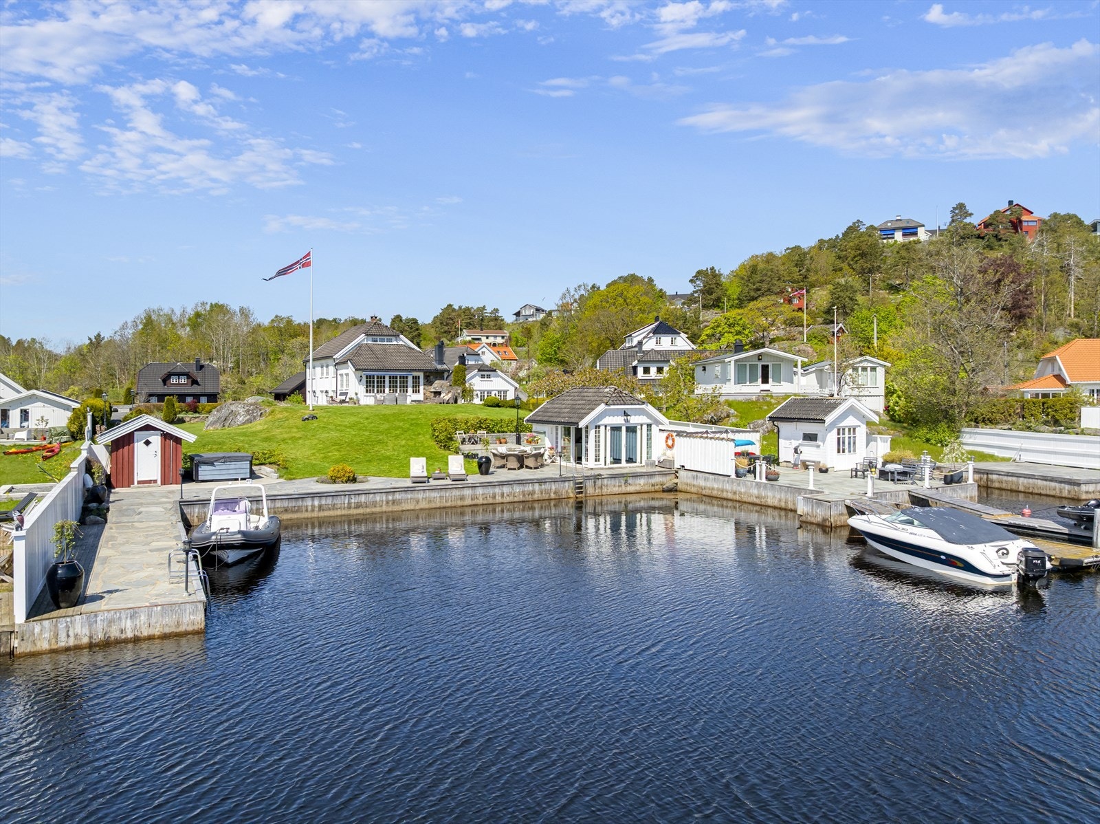 Stort bryggeanlegg med nærmere 40 meter bryggefront. Galleribilde