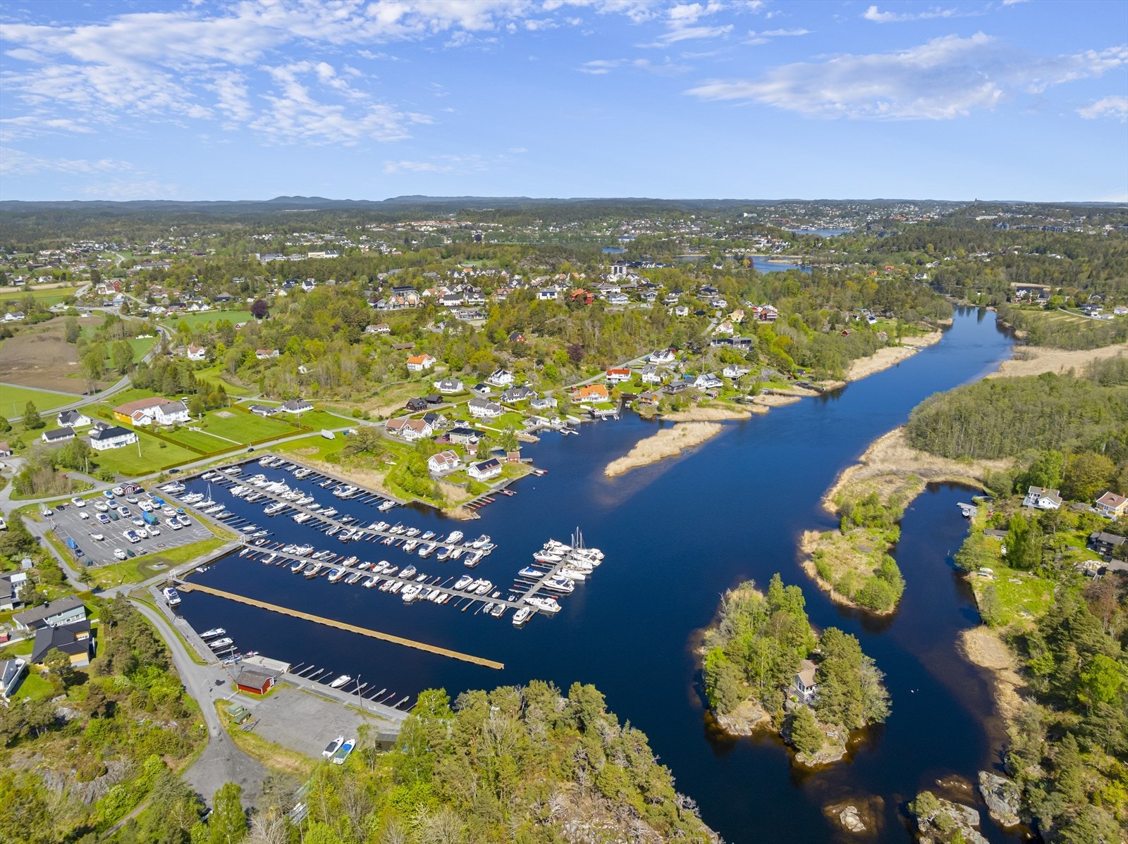 Fra eiendommen kan man kjøre Nidelva i rolig farvann helt til byfjorden og Arendal sentrum. Galleribilde