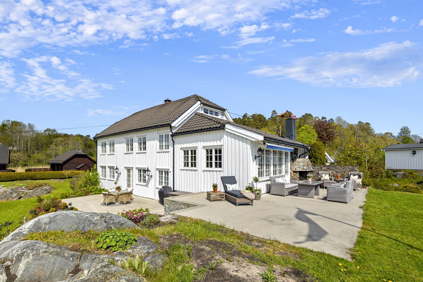 Støpt terrasse mot syd, og vestvendt terrasse på langveggen. Galleribilde
