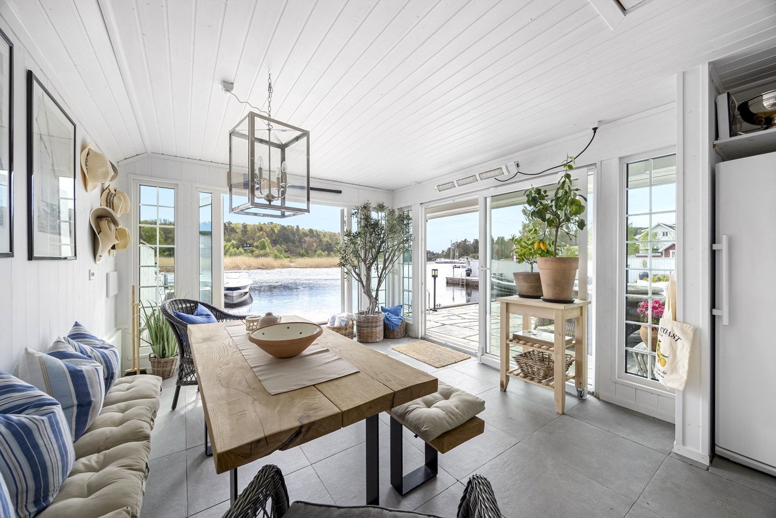 Sjøboden har fliser på gulv, malt panel på vegger og i tak med store vindusflater og hev- / skyvedør på 2 sider. Galleribilde
