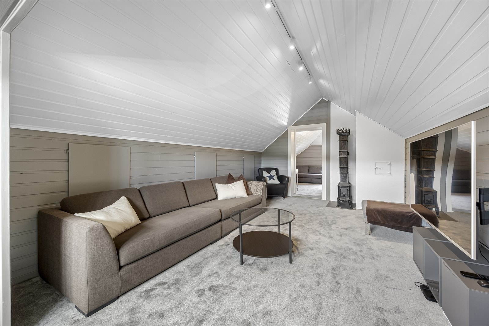 Loftsetasje med romslig loftstue og tilstøtende soverom. Galleribilde