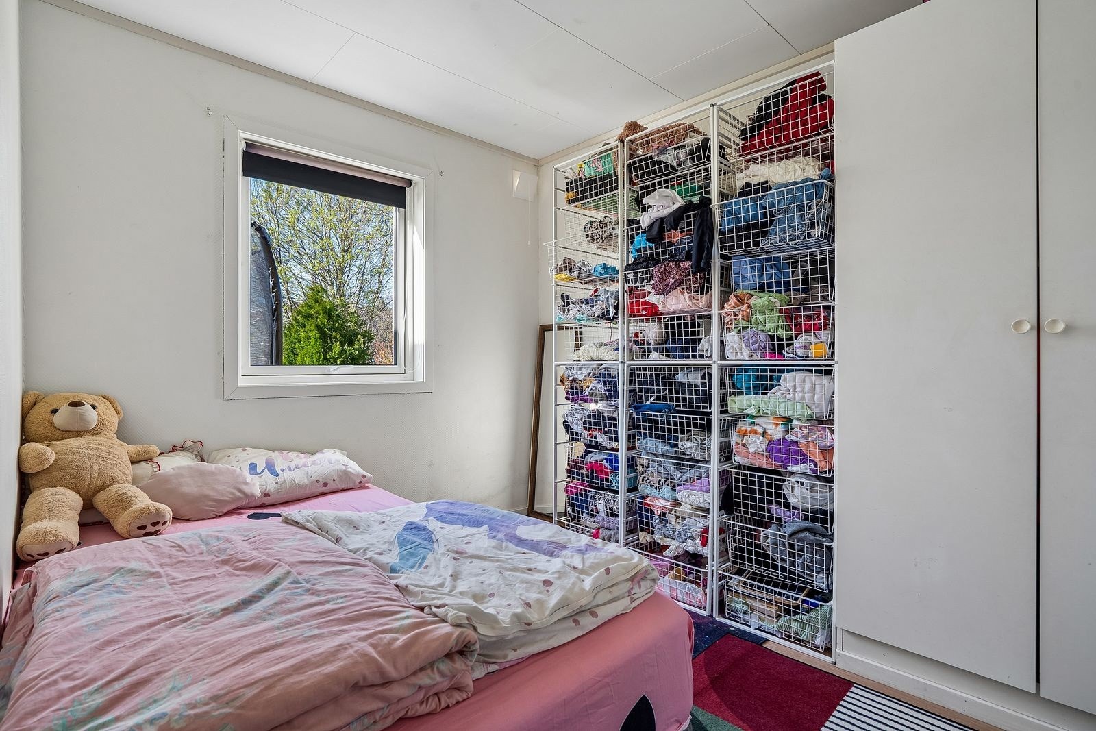 Soverom 1 - med plass til stor seng og oppbevaring.