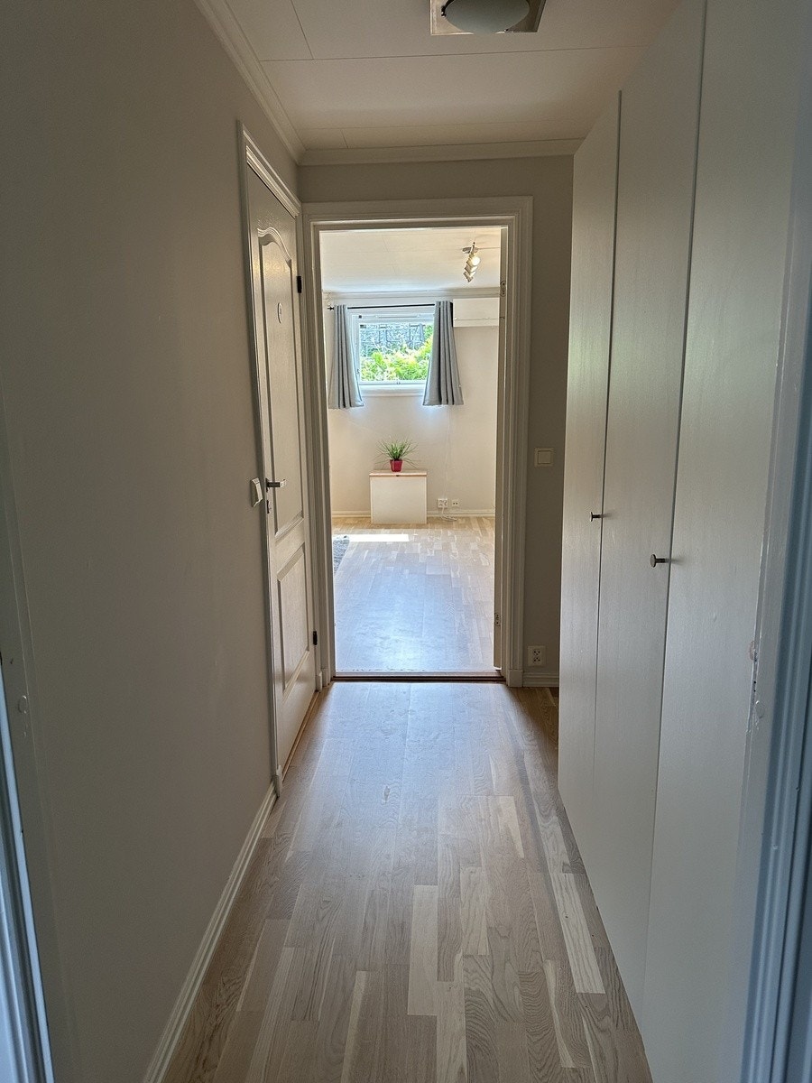 Gang med mye skapplass Galleribilde