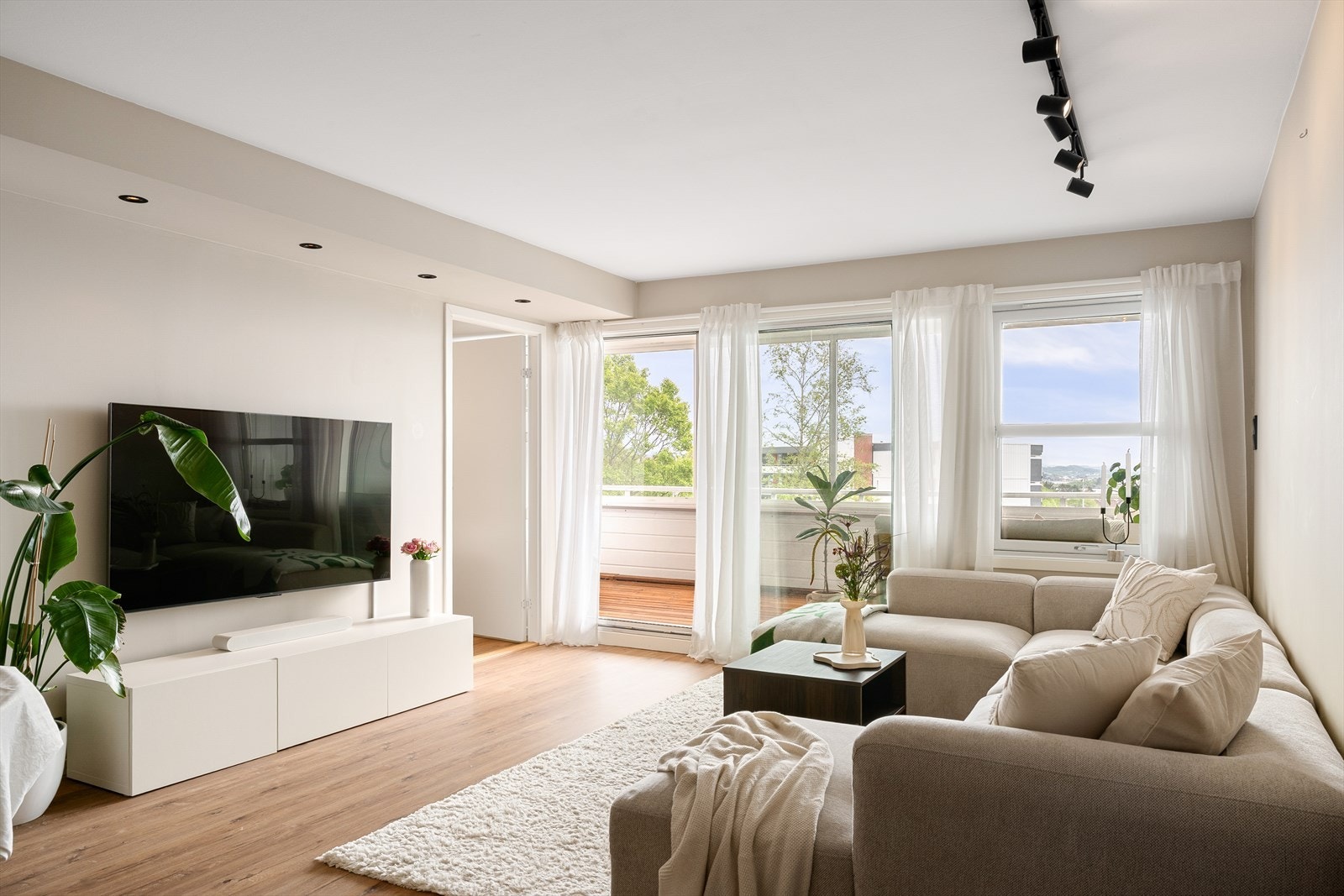 Den romslige stuen har god plass til både sofagruppe og spisebord, perfekt for hyggelige sammenkomster med familie og venner. Galleribilde
