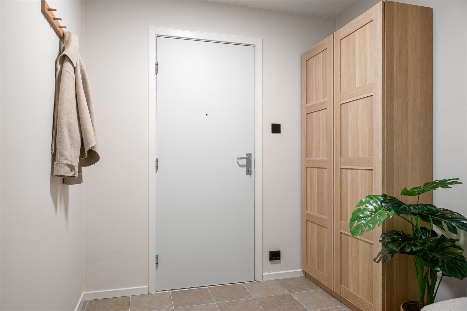 Leiligheten ønsker deg velkommen inn i en trivelig entré med plass til å sette fra seg sko og henge opp yttertøy. Galleribilde
