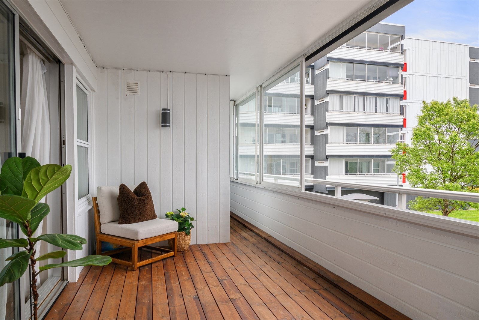 Balkongen er innglasset sånn at den kan bli brukt hele året. Galleribilde