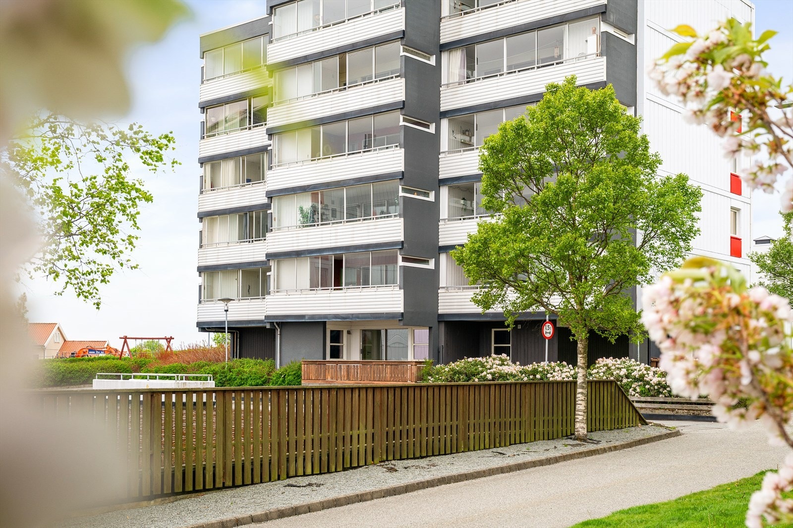 For de aktive er det fantastiske idrettsarenaer i nærheten. Her har gangavstand til lekeplasser, fotballbane og svømmehall for store og små. Styrketreningen får man gjort på Tananger treningssenter eller Impulz Tananger en liten kjøretur unna. Galleribilde