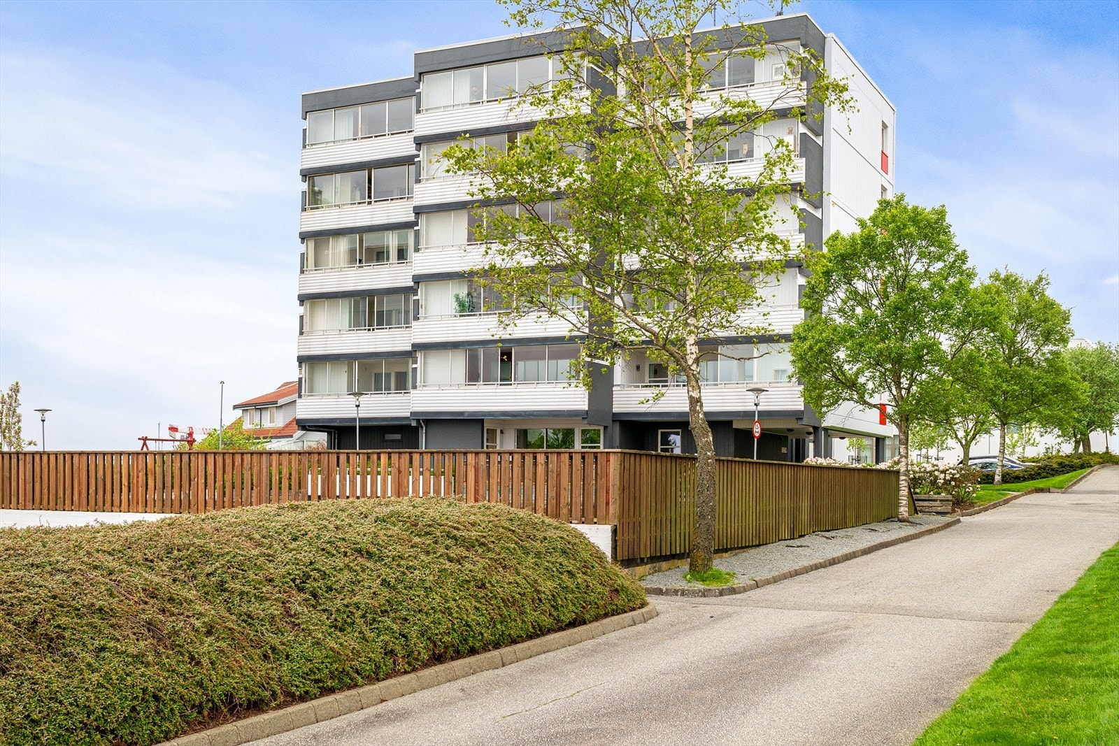 Mjughøyden 8 har en attraktiv beliggenhet i et rolig og etablert boligområde på Kvernevik. Galleribilde