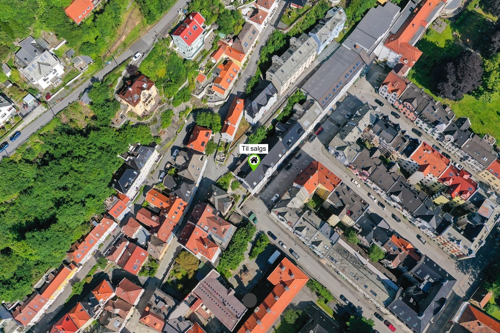 Eiendommen ligger i et etablert og rolig nabolag, tilbaketrukket fra byens kjerne. Galleribilde