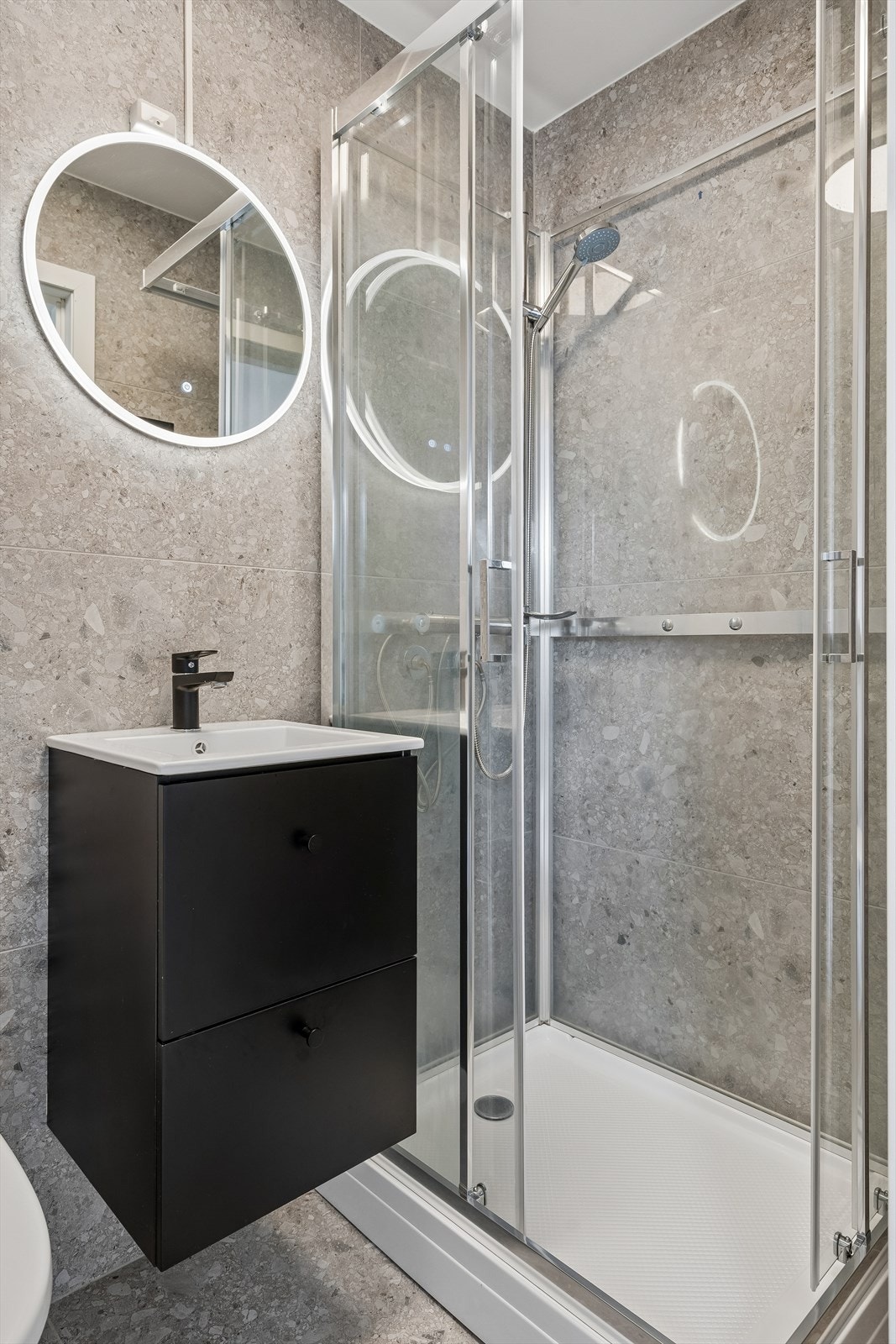Badet er også oppgradert i 2024, med nye fliser, baderomsinnredning og dusjkabinett. Det er varmekabler i gulvet. Galleribilde