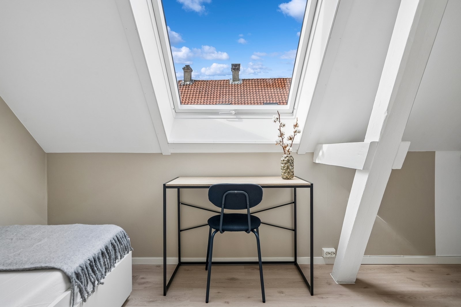 Leilighetens takvindu gir godt med dagslys. Galleribilde