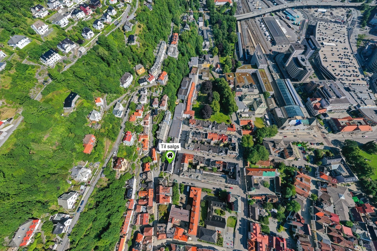 Bergen jernbanestasjon ligger kun 4 minutters gange fra leiligheten. Galleribilde