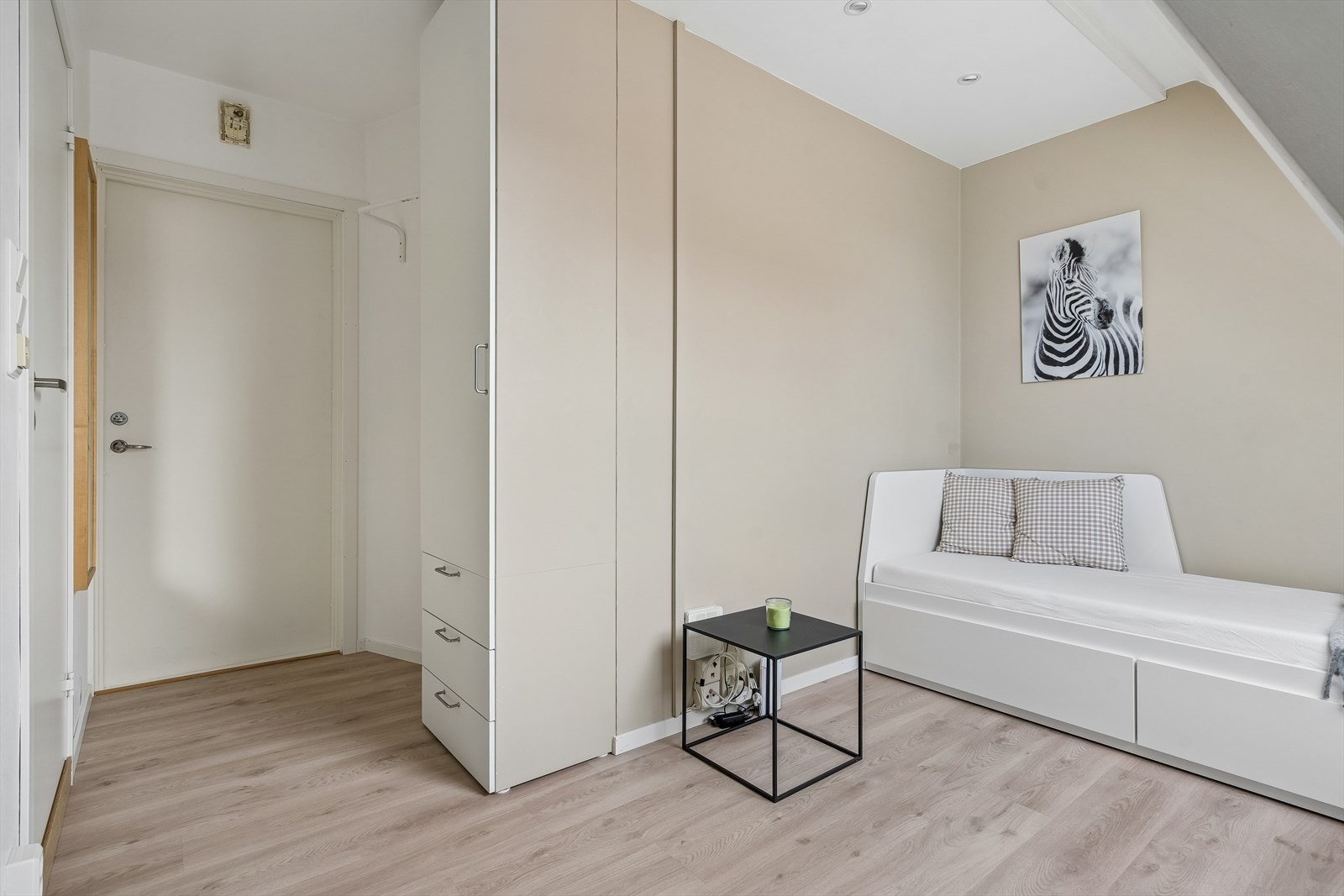 Det kombinerte oppholdsrommet har plass til både sove- og sittegruppe. Galleribilde