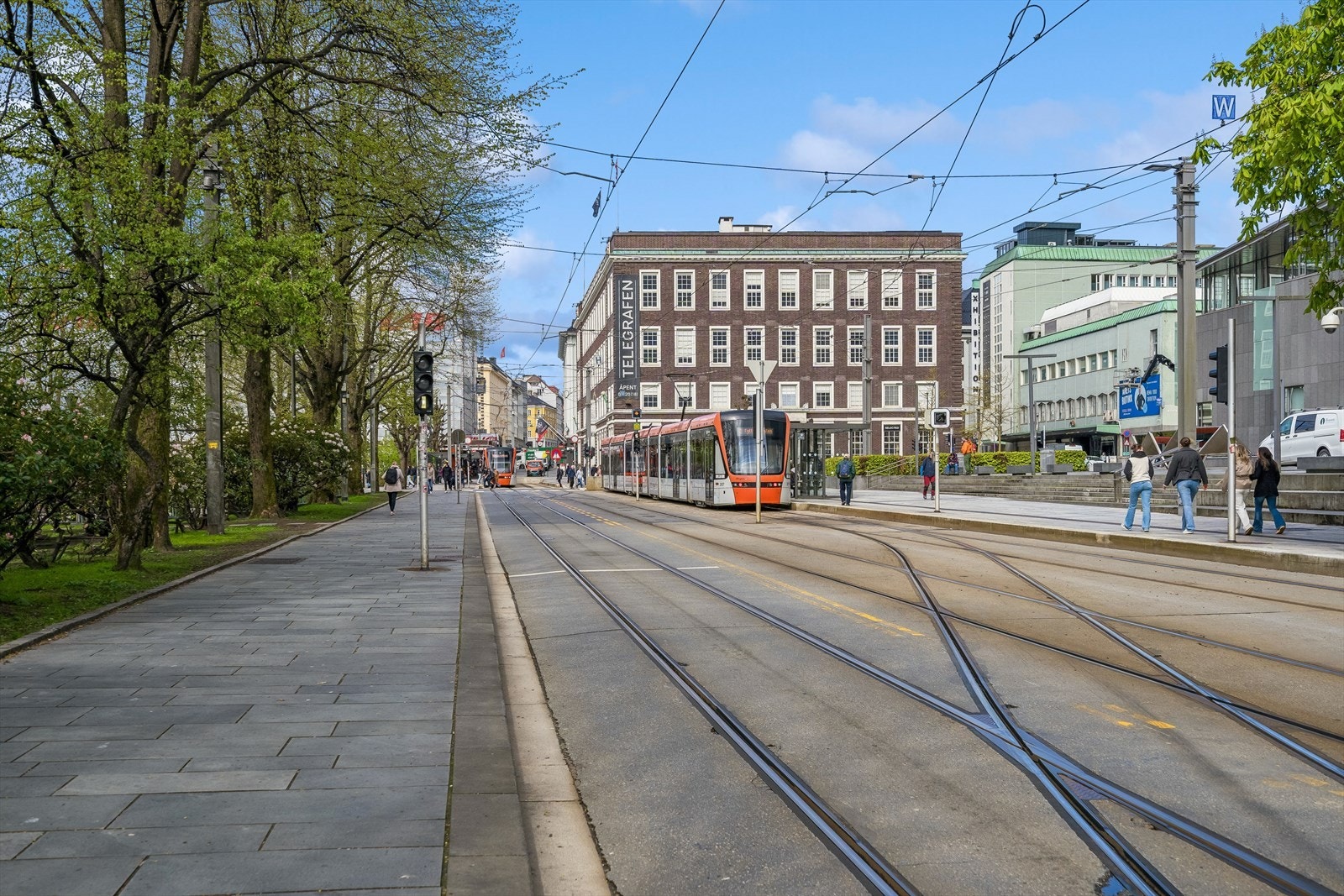 Kort vei til offentlig transport, med Nonneseter bybanestopp og Bergen busstasjon kun 4-5 minutter unna. Galleribilde
