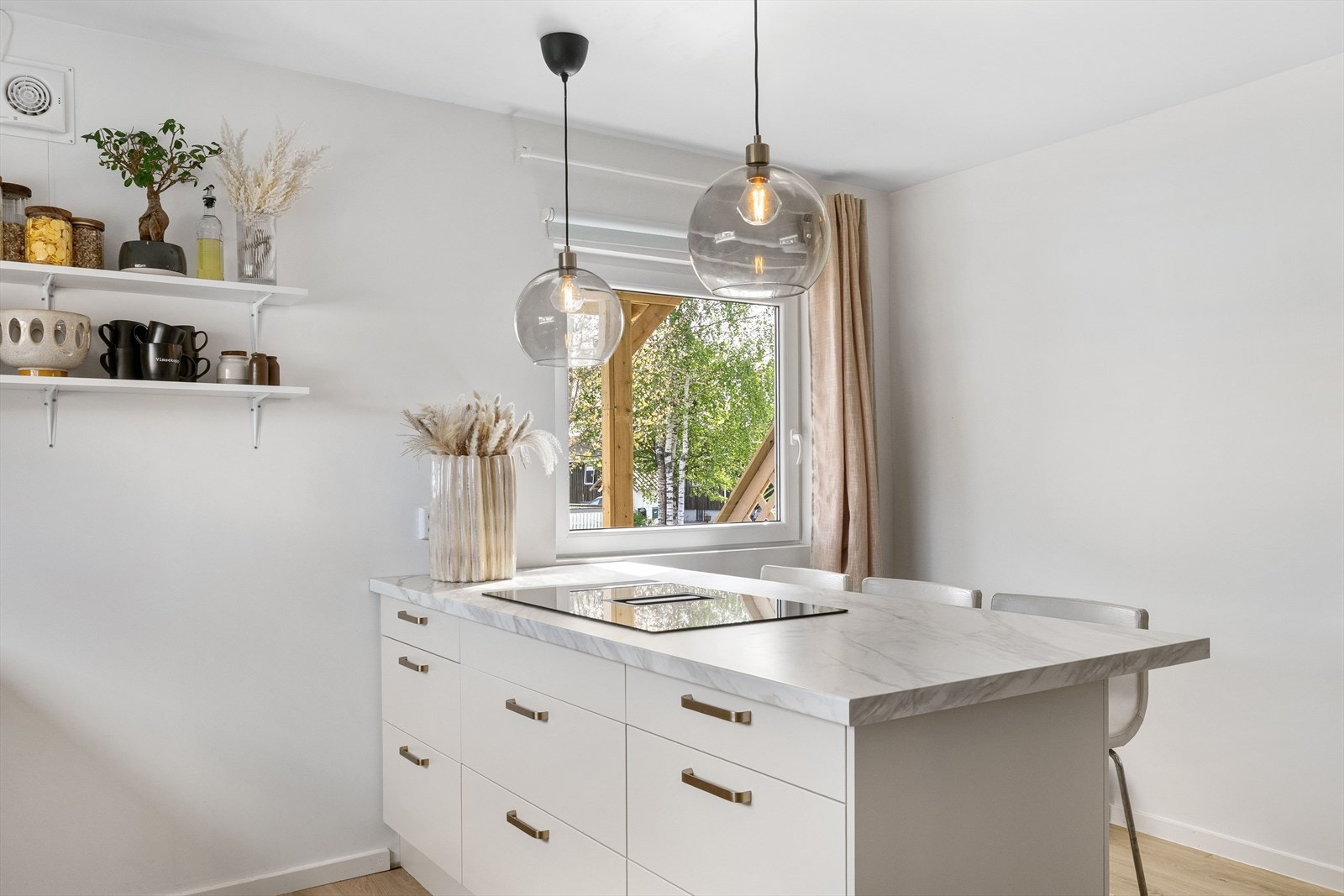 Kjøkkenet er lyst med dels åpen løsning fra stuen. Galleribilde